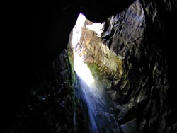der Wasserfall in der Höhle
